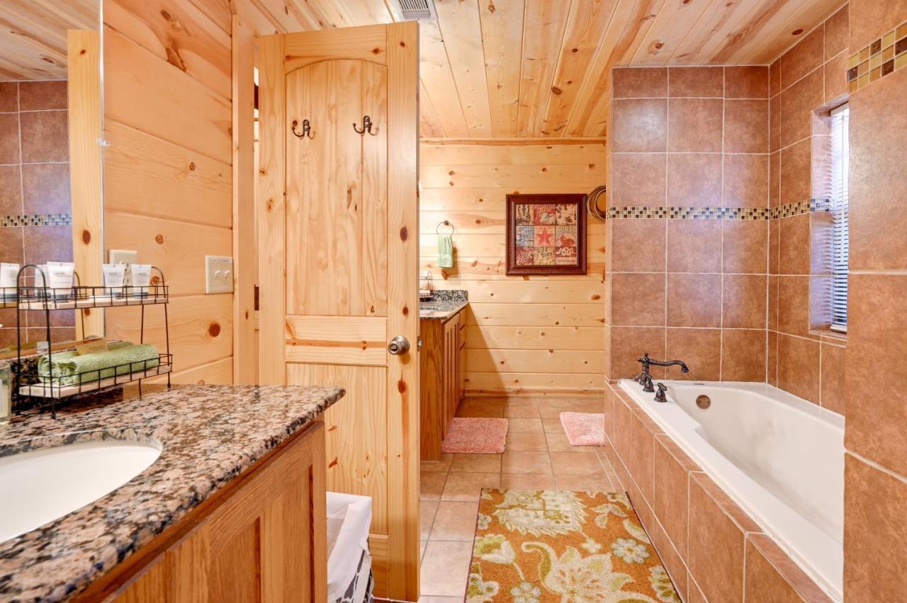 Broken Bow Cabin With Hot Tub And Deck - 4 Mi To Lake! Exterior photo